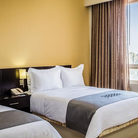 Gamma Leon Hotel Bagian luar foto