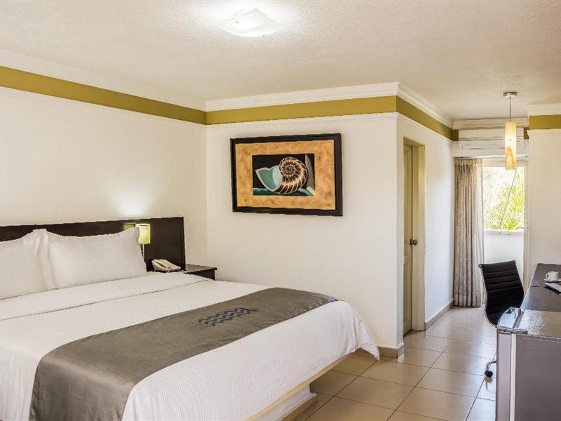 Gamma Leon Hotel Bagian luar foto