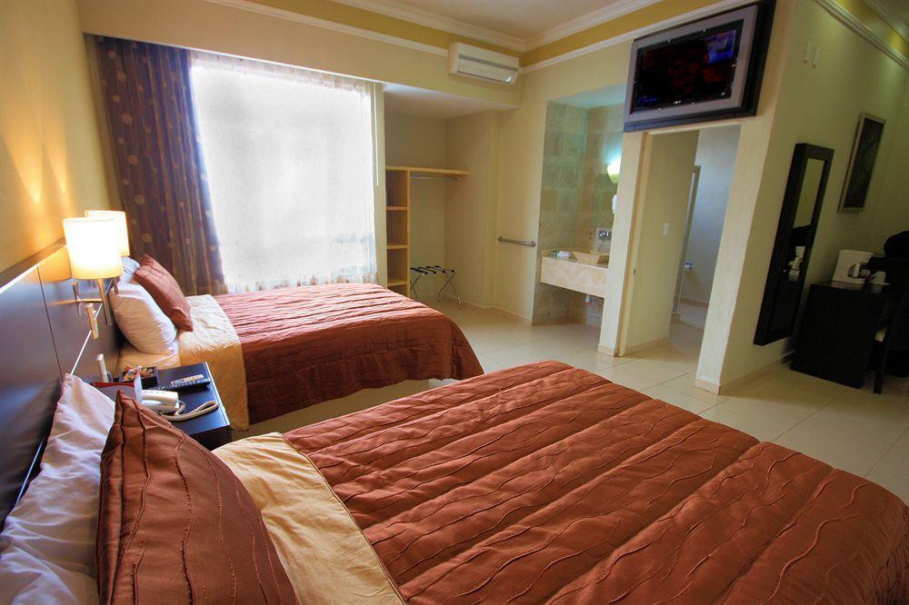 Gamma Leon Hotel Bagian luar foto